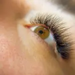 Nahaufnahme des Ergebnisses einer Wimpernverlängerung