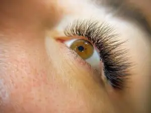 Nahaufnahme des Ergebnisses einer Wimpernverlängerung