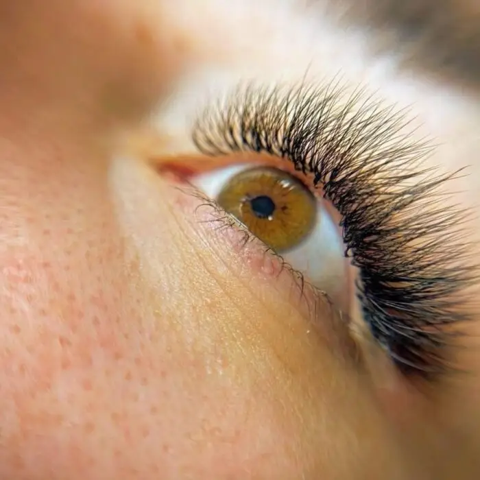 Nahaufnahme des Ergebnisses einer Wimpernverlängerung